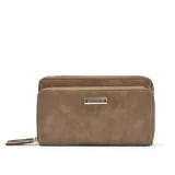 Bandolera marrón de cuero sintético con doble cierre frontal y correa regulable y desmontable. Interior con bolsillos para documentos, reparticiones para tarjetas y división para billetes.