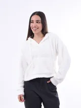 Buzo tipo hoodie de textura peluche en color blanco, con capucha, cordones de ajuste y bolsillo tipo canguro frontal.