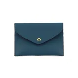 Cartera negra con correa larga y corta, y monedero a juego.