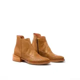 Botas de cuero vacuno color marrón, con cierre lateral y taco de madera de 3 cm.