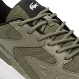 Championes Lacoste L003 Evo color verde oliva con detalles en negro y blanco.
