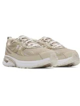 Championes Under Armour Apparition Tech color beige con detalles en blanco, de malla y cuero sintético. Cuentan con amortiguación UA HOVR™.