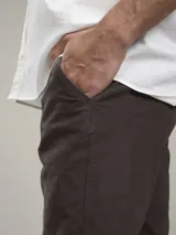 Pantalón de algodón color marrón, de corte recto y tiro medio.