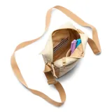 Bolso bandolera compacto Columbia Zigzag II, color beige con detalles en marrón claro. Cuenta con un compartimento principal, un bolsillo exterior de seguridad y una correa ajustable.