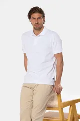 Pantalón de lino color beige, de corte recto y cintura elastizada.