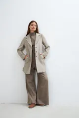 Tapado corto entallado color marrón claro con textura de espiga, cuello solapa y manga larga. Cierre frontal con botones.