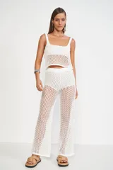 Musculosa de crochet calado color blanco, con breteles anchos y corte crop.