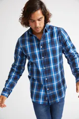 Camisa de hombre a cuadros color beige y azul marino, de corte slim fit, con mangas largas, cartera abotonada y logo bordado en el pecho. Confeccionada en algodón.