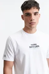 Remera blanca de manga corta con cuello redondo y estampado en la espalda de una escultura clásica con texto en verde.