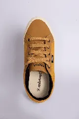 Zapatillas bajas color beige claro, con cordones y suela blanca.