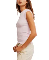 Remera ajustada de punto acanalado color rosa, con cuello redondo, mangas cortas y detalle de costura elevada.