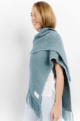 Ruana celeste y blanca tejida a mano en lana merino.