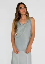 Musculosa celeste con cuello redondo y diseño acanalado.