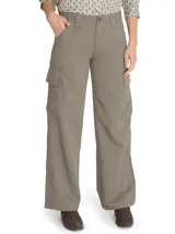 Pantalón de cargo color beige, de corte recto y tiro alto, con bolsillos laterales tipo carpintero y cierre con botón y cremallera.