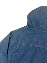 Canguro con capucha de denim azul, con efecto desgastado en el centro del pecho. Presenta un bolsillo canguro frontal y cordones ajustables en el bajo para modificar el calce.