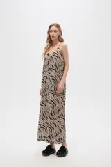 Vestido largo con estampado animal print en tonos beige y negro, breteles finos y corte holgado.