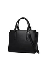 Cartera tipo tote de cuero sintético color beige, con doble asa corta y correa larga extraíble. Incluye un dije metálico con el nombre de la marca.