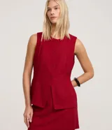 Chaleco rojo con cuello redondo, sin mangas y cierre frontal con botones forrados.