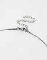 Cadena plateada de acero quirúrgico con dije de letra "B" con strass incrustados.