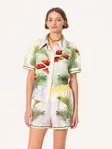 Short de satén estampado con diseño tropical de hojas y flores sobre una base geométrica. Tiene cintura elástica y terminaciones delicadas.