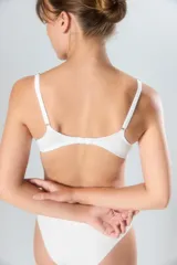 Conjunto de ropa interior color piel, compuesto por un corpiño de algodón con aro y breteles regulables, y una bombacha tipo colaless.