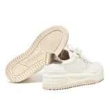 Zapatillas urbanas color blanco con detalles dorados en el talón y la lengüeta.