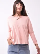 Remera negra de manga larga con cuello redondo.