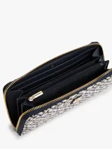 Billetera Tommy Hilfiger con cierre de cremallera, diseño integral de monogramas TH en jacquard azul y beige, dos compartimentos principales, múltiples ranuras interiores para tarjetas, bolsillo interior con cremallera e insignia del monograma TH en la parte delantera.