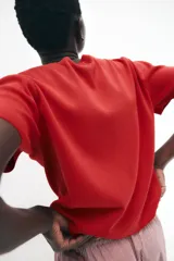 Remera roja de punto fino con cuello redondo y mangas cortas.