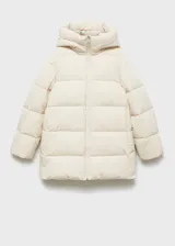 Campera puffer larga color beige, con capucha, cierre frontal con cremallera y bolsillos laterales con cierre.