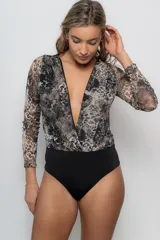 Body negro con estampado animal print en tul transparente, escote profundo en V y mangas largas.