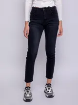 Pantalón chupín de jean negro, con cinco bolsillos y cierre metálico.