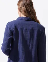 Campera de algodón azul marino, marca Dash. Con cuello solapa, abertura central con botones y bolsillos delanteros.