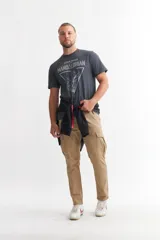 Remera gris oscuro con estampado de la serie The Mandalorian de Star Wars.