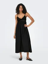 Vestido largo negro con tirantes finos ajustables y detalle de encaje en el busto.