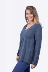 Camiseta de algodón de corte largo, con escote en V y manga larga.