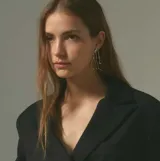 Aros plateados con forma de rama de árbol.