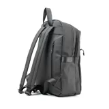 Mochila azul de símil cuero con acabado aterciopelado, acceso con cierre, asa de mano textil, dos compartimentos internos (uno acolchado para notebook), bolsillo interno con cierre, dos bolsillos externos con cierre y dos bolsillos laterales sin cierre. Herrajes negros y correa regulable.
