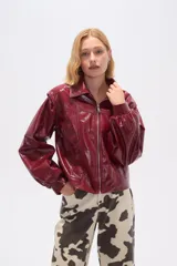 Chaqueta de eco-cuero color bordó, holgada, con cierre frontal, cuello tipo camisa y bolsillos laterales.