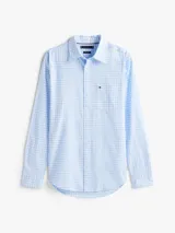 Camisa celeste y blanca a cuadros, de corte regular, con cuello abotonado, bolsillo en el pecho con logo de la marca bordado y mangas largas con puños abotonados.
