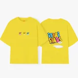 Camiseta celeste de manga corta con cuello redondo y estampado frontal de tres recipientes con cereales. En la parte trasera tiene un estampado grande con el texto "iUTTAi STARS" y un plato con cereales.