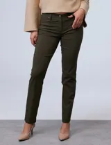 Pantalón de gabardina elastizada color marrón claro, marca Zac & Rachel, corte slim, con pretina con pasadores, botón y cierre. Delantera con tres bolsillos y trasera con bolsillos ojal.
