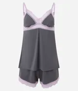Conjunto de pijama corto gris con detalles de encaje lila, compuesto por un top de breteles finos y un short con cintura elástica.