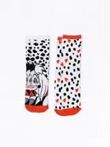 Pack de dos pares de medias blancas con puño rojo. Un par tiene estampado de manchas negras y corazones rojos, el otro par tiene estampado de manchas negras y un dibujo de Cruella de Vil.