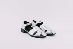 Sandalias rojas de cuero con tiras entretejidas, punta almendrada, correa con hebilla al tobillo y taco cuadrado bajo.