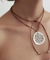 Collar de diseño artesanal con pendant en forma de flor, disponible en plata 950 o bronce con baño de oro de 24K.