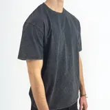 Remera gris con efecto stone wash, corte clásico, cuello redondo y manga corta. Estampado frontal pequeño con la palabra 'GAINS.' en color blanco.