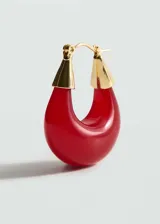 Aros de acrílico rojo con apliques metálicos dorados.