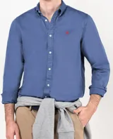 Camisa de twill azul con corte regular fit, cuello buttondown y cierre con botones, confeccionada en 100% algodón.