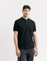 Remera manga corta con cuello mao y media botonadura, color azul.